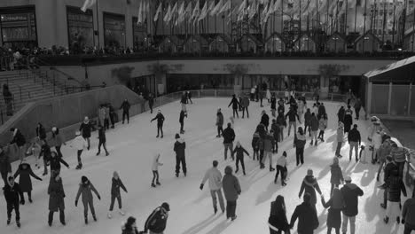 Schwarz-weiße-Schlittschuhläufer-Beim-Eislaufen-Im-Rockefeller-Center-In-Midtown-Manhattan,-New-York-City,-USA