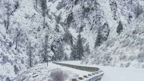 El-Todoterreno-Pasa-Por-Una-Carretera-De-Montaña-Cubierta-De-Nieve-En-Invierno