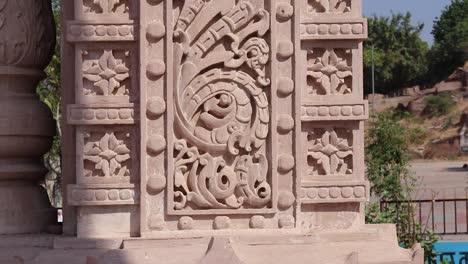 Kunstvolles-Tempeleingangstor,-Das-Am-14.-November-2022-In-Ratanada,-Jodhpur,-Rajasthan,-Indien,-Eine-Vertikale-Aufnahme-Am-Morgen-Aus-Einem-Flachen-Winkel-Schnitzt