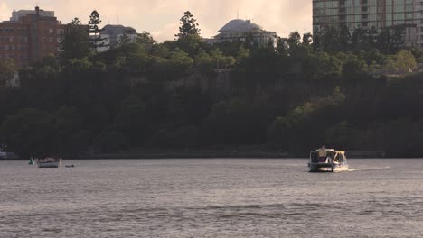 Brisbane-River-Ferry-Mit-Kangaroo-Point-Im-Hintergrund-Am-Frühen-Morgen