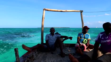Erfahrene-Und-Müde-Tansanische-Seeleute,-Die-In-Einem-Traditionellen-Holzboot-Im-Indischen-Ozean-Navigieren