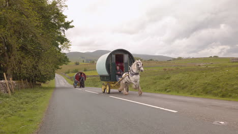 Gypsies-travelling-through-the-English-countryside-to-the-annual-Appleby-Horse-Fair-with-their-traditional-horse-drawn-caravans
