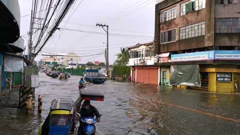 Überflutete-Straßen-Und-Autobahnen,-Fahrzeuge-Und-Pendler-Riskieren,-Durch-überflutete-Fahrbahnen-Zu-Fahren-Und-Zu-Gehen