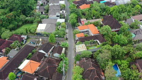 Luftaufnahme-Von-Oben-Nach-Unten-Einer-Leeren-Straße-Im-Lokalen-Balinesischen-Viertel-Umalas-In-Bali,-Indonesien