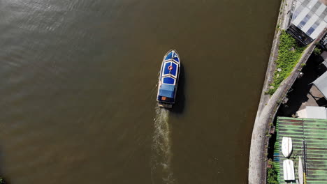 Luftaufnahme:-Boot-Passiert-Kajak-Im-Bristol-City-River-Avon-Sommer