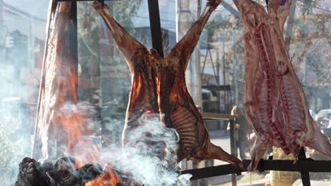 Gebratene-Ziege,-Zubereitet-In-Einem-Typisch-Argentinischen-Grill-Am-Feuer