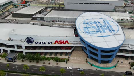 A-complex-tracking-then-backwards-move-followed-by-dolly-zoom-over-the-largest-mall-in-Asia
