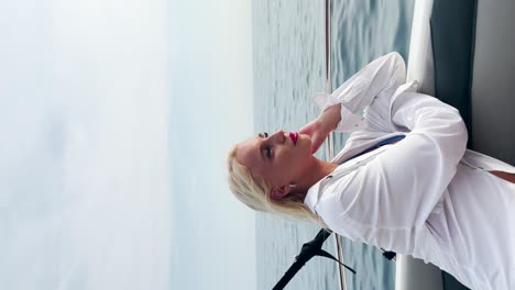 Vista-Lateral-Del-Retrato-De-Una-Joven-Y-Atractiva-Mujer-Caucásica-Mirando-Hacia-El-Mar-Adriático-Desde-La-Lancha-Rápida,-Croacia