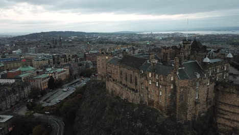 Unglaubliche-Drohnenaufnahme-Von-Edinburgh-Castle-Von-Der-Südseite