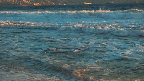 Wellen-Des-Pazifischen-Ozeans-Plätschern-Bei-Sonnenuntergang-An-Der-Chilenischen-Küste