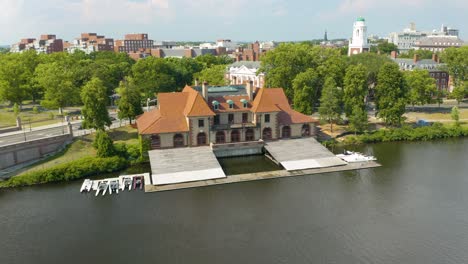 Feste-Luftaufnahme-Des-Harvard-Boat-House-In-Boston