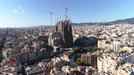 Flug-über-Die-Gebäude-Der-Stadt-Barcelona-In-Der-Nähe-Der-Kirche-Sagrada-Familia
