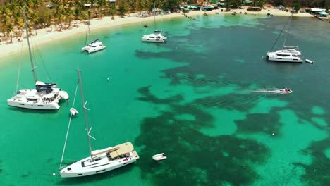 Luftdrohnenaufnahmen-Einer-Barkasse,-Die-An-Land-Geht,-Nachdem-Sie-Das-Segelboot-Auf-Dieser-Erstaunlichen-Karibikinsel-Verlassen-Hat