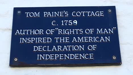 Plaque-on-the-cottage-in-Sandwich,-Kent,-UK-of-Tom-Paine,-author-of-‘Rights-of-Man’-which-inspired-the-American-Declaration-of-Independence