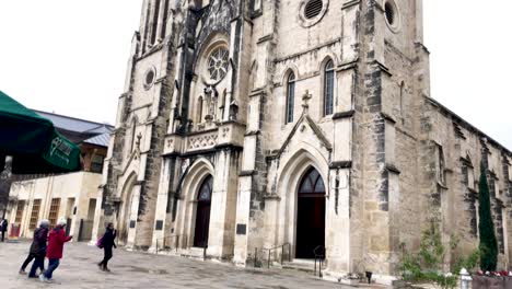 Diese-Historische-Kathedrale-Ist-Voller-Spanischer-Einflüsse-Und-Ein-Anziehungspunkt-Für-Besucher-Des-Wunderschönen-San-Antonio