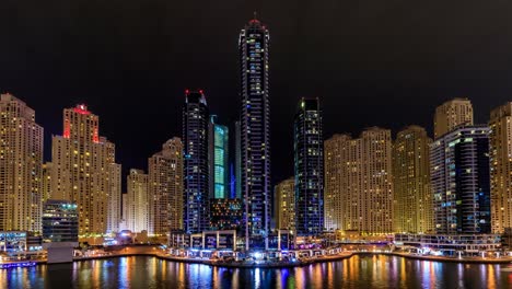 Dies-Ist-Ein-4K-Zeitraffervideo,-Das-Den-Yachthafen-Von-Dubai-Und-Die-Skyline-Von-JBR-Bei-Nacht-Zeigt,-Während-Sich-Boote-Und-Yachten-über-Das-Wasser-Bewegen