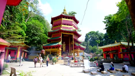Thailändischer-Tempel-Mit-Betenden-Menschen-Und-Sehenden-Touristen