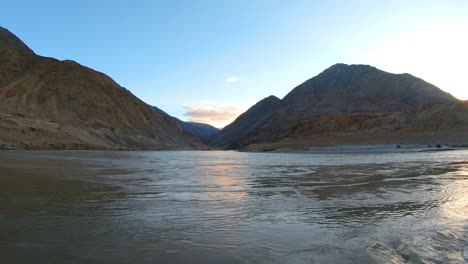 Der-Zusammenfluss-Und-Die-Konvergenz-Der-Flüsse-Zanskar-Und-Indus-Mit-Bergen-Und-Der-Sonne-Im-Hintergrund