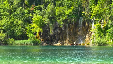 Paar-Ruht-Sich-Auf-Einem-Kleinen-Boot-Neben-Dem-Wasserfall-Im-Nationalpark-Plitvicer-Seen-Aus