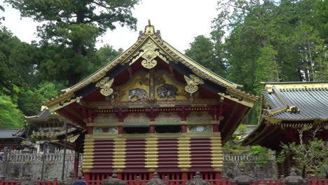 Turista-Tomando-Fotos-De-Las-Tallas-De-Elefantes-En-El-Frente-Del-Templo-Del-Santuario-Toshogu-En-Nikko,-Japón