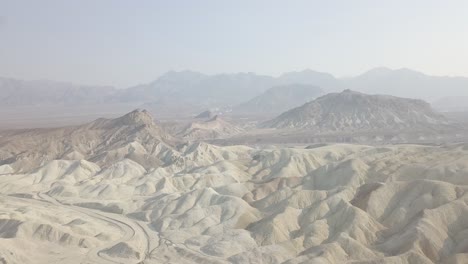 Luftdrohnenaufnahme-Von-Bergen-Im-Desert-Death-Valley