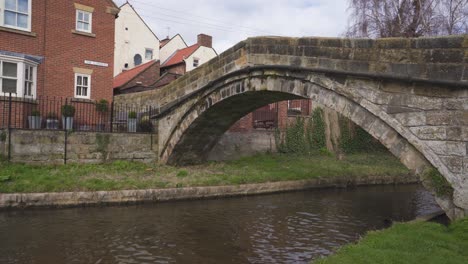 Un-Estrecho-Puente-De-Piedra-Medieval-En-Stokesley