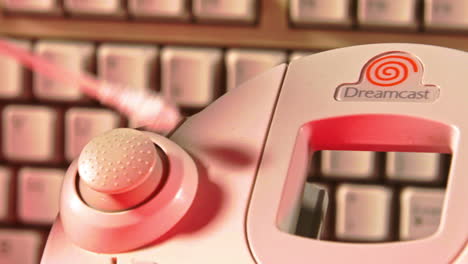 Reinigung-Des-Sega-Dreamcast-Controllers-Mit-Tastatur-Im-Hintergrund,-Nach-Rechts-Schieben