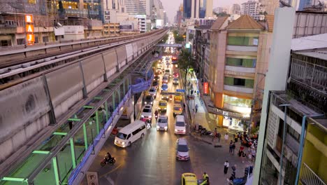 Nachtverkehr-In-Der-Stadt-Bangkok