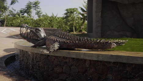 Kunststatue-Eines-Krokodils-An-Der-Safari-Tour-Haltestelle,-Tansania
