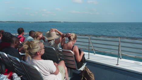 Touristen-Sitzen-Auf-Der-Vorderen-Aussichtsplattform-Einer-Hochgeschwindigkeitsfähre-Auf-Dem-Weg-Von-Sansibar-Nach-Daressalam