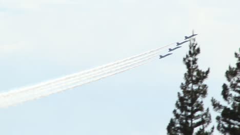 Blue-Angels-FA---18A-Kampfflugzeuge-Fliegen-In-Formation-Mit-Aufsteigender-Spur