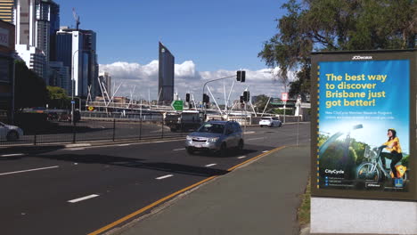 Ciudad-De-Brisbane-Con-Letrero-Y-Puentes-En-Segundo-Plano