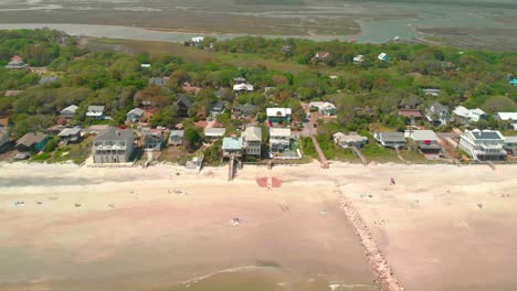 Beachfront-homes-on-the-Atlantic-coast-in-Folly-Beach,-South-Carolina