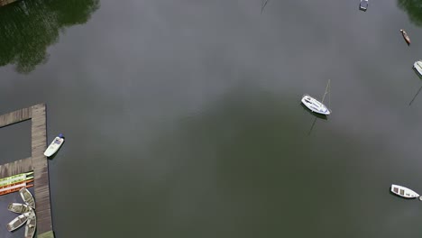 Wunderschöne-Luftaufnahme-Von-Oben,-Aufnahmen-Von-Segelbooten-Auf-Dem-Rudyard-Lake-Im-Derbyshire-Peak-District-National-Park,-Beliebter-Feiertag,-Angebotene-Touristenattraktion-Wassersport,-Friedliches,-Ruhiges-Wasser