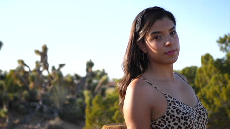 Eine-Schöne-Hispanische-Frau-Modelliert-Und-Posiert-Mit-Ernsten,-Starrenden-Augen-Draußen-In-Einer-Wüstennaturlandschaft