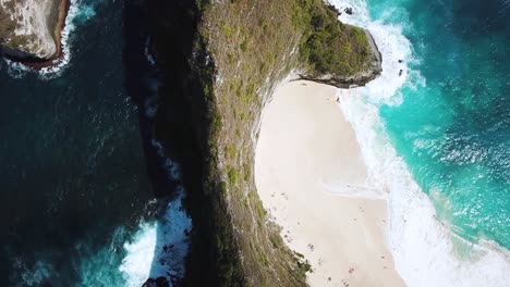 Rotating-Drone-Shot-directly-over-the-ridgeline-of-KelingKing-Beach-on-the-island-of-Nusa-Penida,-Indonesia
