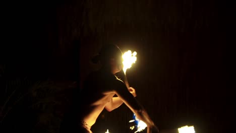 Artista-De-Danza-De-Fuego-Luau-Hawaiano-Tradicional