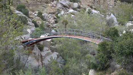 El-Famoso-Puente-Del-Arcoíris-Que-Cruza-El-Arroyo-Profundo-En-El-Sur-De-California