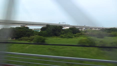 Der-Blick-Auf-Tokio,-Der-Aus-Dem-Shinkansen-hochgeschwindigkeitszug-Herausfährt