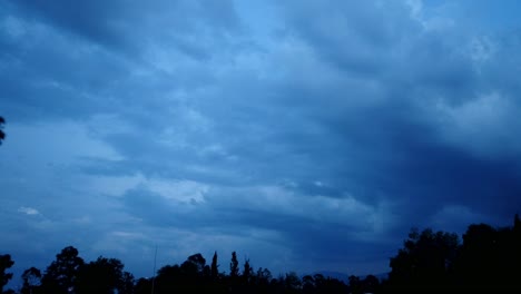 Zeitraffer,-Blauer-Und-Dunkler-Himmel,-Gewitterwolken