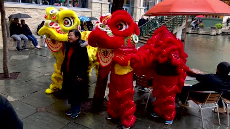 Chinesische-Drachen-Posieren-Mit-Gästen-Im-Einkaufszentrum-Rivercenter-Für-Das-Concucius-Laternenfest-4k30fps