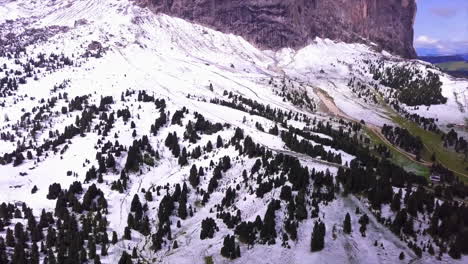 Aufschlussreiche-Aufnahme-In-Richtung-Des-Schneebedeckten-Langkofels-In-Den-Italienischen-Alpen