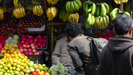 Una-Mujer-India-Comprando-Frutas-Al-Vendedor-De-Los-Puestos-Callejeros-De-Darjeeling