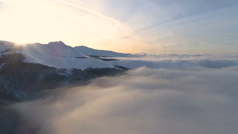Sonnenaufgang-über-Den-Wolken-Im-Winter-über-Dem-Balkangebirge