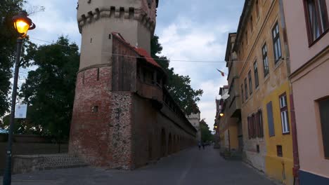 Nach-Unten-Geneigte-Aufnahme-Des-Dulgherilor-Turms-In-Sibiu,-Rumänien,-An-Einem-Späten-Sommerabend