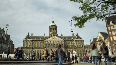 Tourists-visiting-the-Dam-square-in-the-city-centre-of-Amsterdam