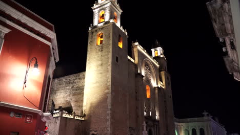 Merida-Cathedral-at-night,-mexico