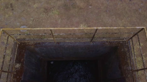 Luftaufnahme-Eines-Wassertunnels-Aus-Der-Vogelperspektive-Und-Kamera,-Die-Sich-Zu-Einem-Teich-Und-Bergen-Im-Hintergrund-Neigt,-Boquete,-Chiriqui,-Panama
