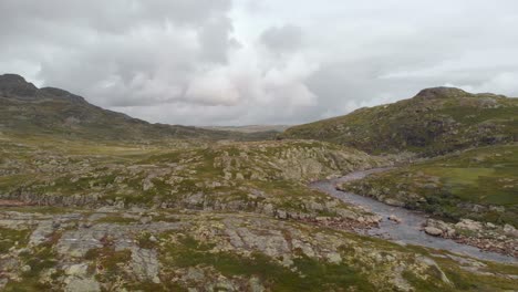 Felsiges-Grünes-Norwegen-Hardangervidda-Tal-Und-Fluss,-Seitliche-LKW-Ansicht-Aus-Der-Luft