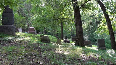 Friedhof-Gruseliger-Friedhof-Mit-Alten-Grabsteingräbern-Schwenkaufnahme-4k
